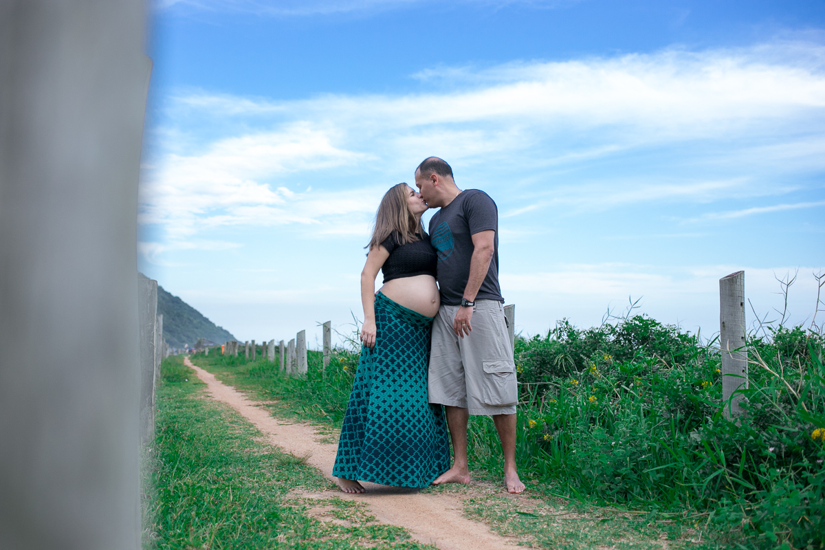 ensaio gestante, mae de menino, primeiro filho, pais de primeira viagem, família, praia, rio de janeiro, natureza, amor, sol, sal, mar, risadas, sorriso, alegria, diversão