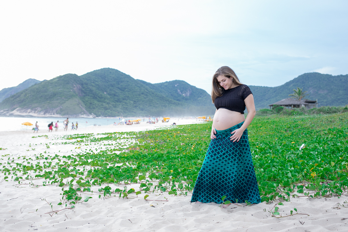 ensaio gestante, mae de menino, primeiro filho, pais de primeira viagem, família, praia, rio de janeiro, natureza, amor, sol, sal, mar, risadas, sorriso, alegria, diversão