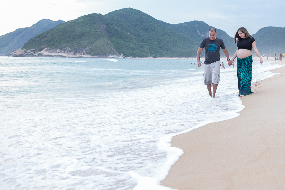 ensaio gestante, mae de menino, primeiro filho, pais de primeira viagem, família, praia, rio de janeiro, natureza, amor, sol, sal, mar, risadas, sorriso, alegria, diversão
