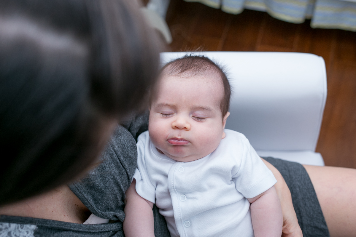 newborn lifestyle, ensaio em casa, fotografia de família, baby, bebê, menino, banho, sorriso, amor, família, alegria, fofura, papai, mamãe,  soninho, caras e bocas, fotografia de amor