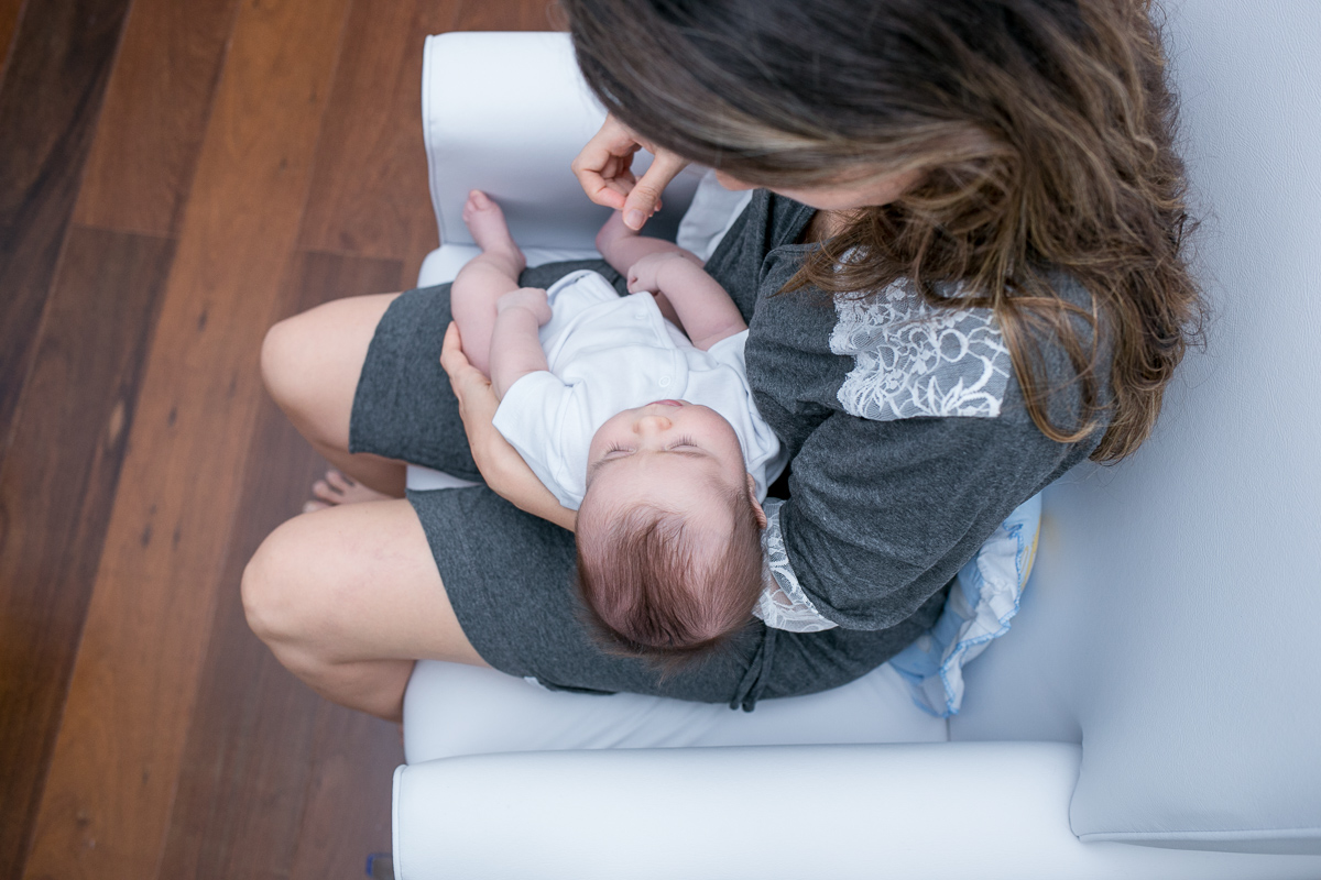 newborn lifestyle, ensaio em casa, fotografia de família, baby, bebê, menino, banho, sorriso, amor, família, alegria, fofura, papai, mamãe,  soninho, caras e bocas, fotografia de amor