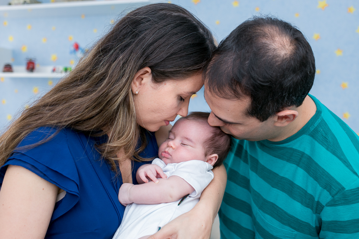 newborn lifestyle, ensaio em casa, fotografia de família, baby, bebê, menino, banho, sorriso, amor, família, alegria, fofura, papai, mamãe,  soninho, caras e bocas, fotografia de amor