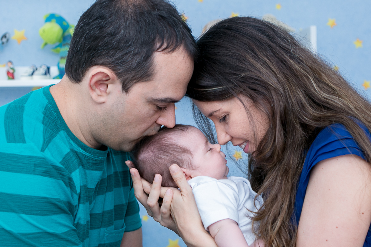 newborn lifestyle, ensaio em casa, fotografia de família, baby, bebê, menino, banho, sorriso, amor, família, alegria, fofura, papai, mamãe,  soninho, caras e bocas, fotografia de amor