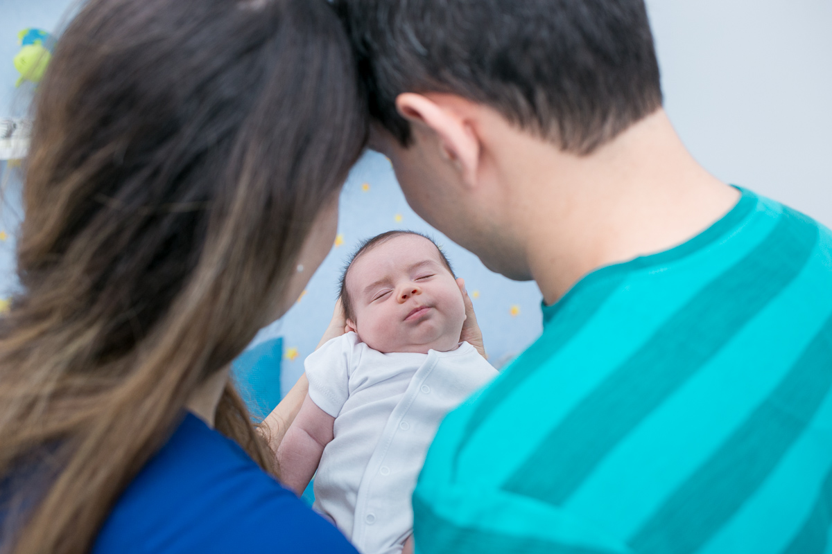 newborn lifestyle, ensaio em casa, fotografia de família, baby, bebê, menino, banho, sorriso, amor, família, alegria, fofura, papai, mamãe,  soninho, caras e bocas, fotografia de amor