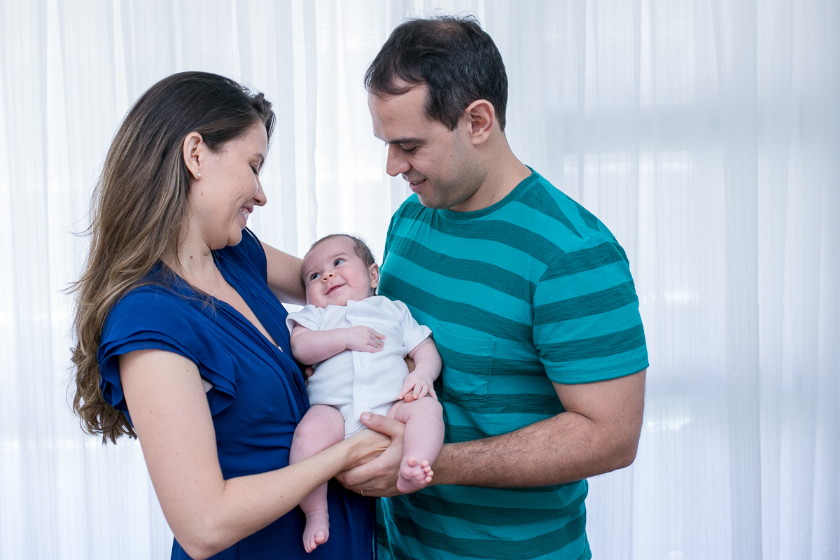 newborn lifestyle, ensaio em casa, fotografia de família, baby, bebê, menino, banho, sorriso, amor, família, alegria, fofura, papai, mamãe,  soninho, caras e bocas, fotografia de amor