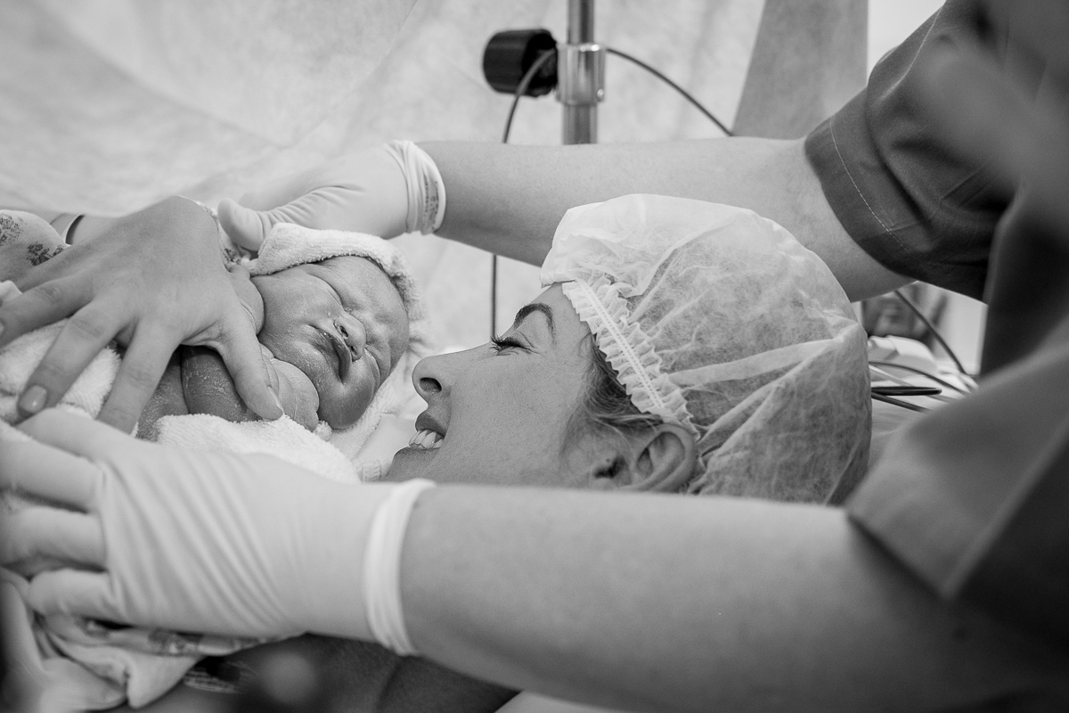 fotografia de parto, nascimento, alegria, amor, família, emoção, parto cesárea, maternidade são josé, rio de janeiro, mãe de menina, pai de menina, registro, vida, fofura, newborn, baby, bebe, recém 