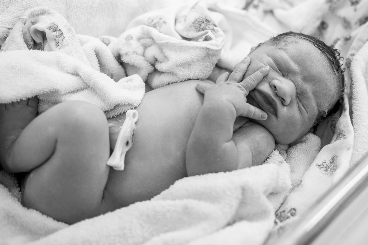 fotografia de parto, nascimento, alegria, amor, família, emoção, parto cesárea, maternidade são josé, rio de janeiro, mãe de menina, pai de menina, registro, vida, fofura, newborn, baby, bebe, recém 