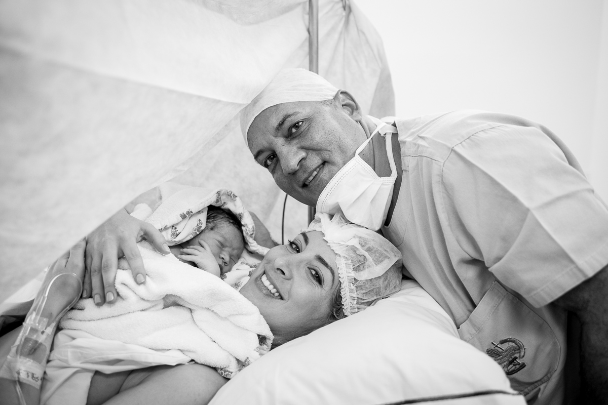 fotografia de parto, nascimento, alegria, amor, família, emoção, parto cesárea, maternidade são josé, rio de janeiro, mãe de menina, pai de menina, registro, vida, fofura, newborn, baby, bebe, recém 