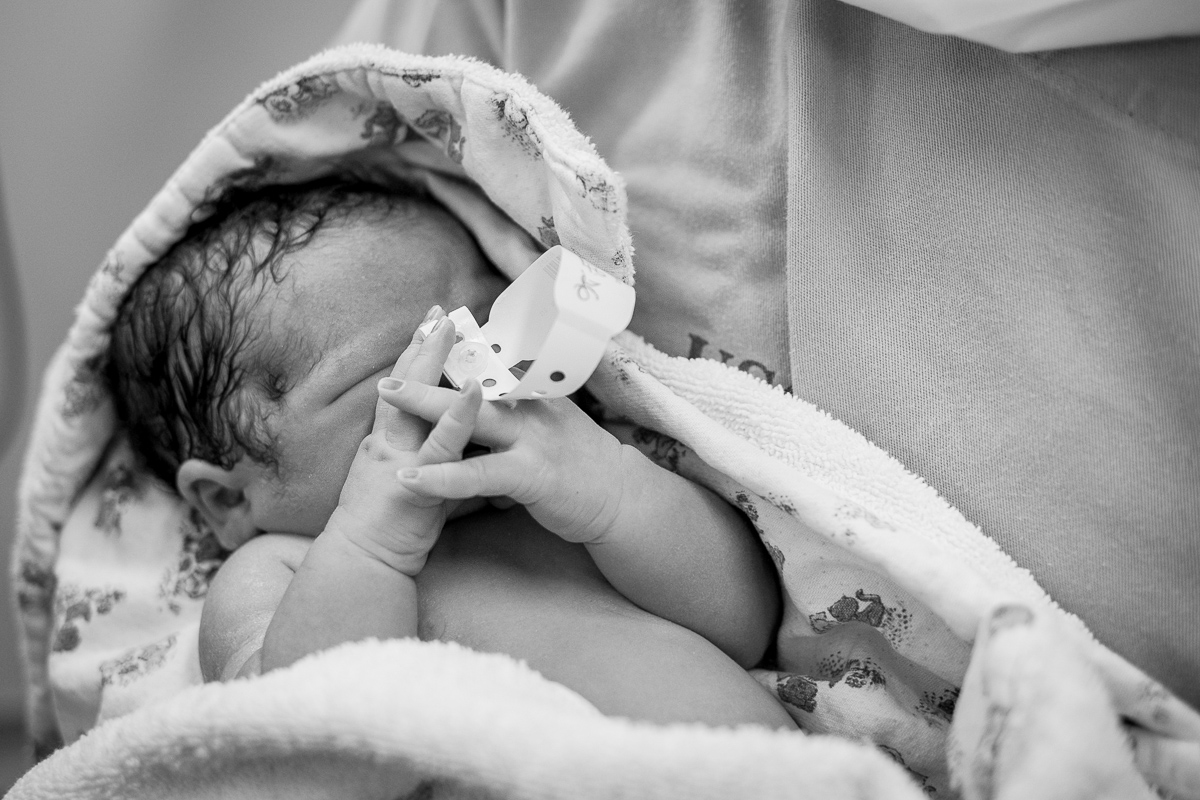 fotografia de parto, nascimento, alegria, amor, família, emoção, parto cesárea, maternidade são josé, rio de janeiro, mãe de menina, pai de menina, registro, vida, fofura, newborn, baby, bebe, recém 