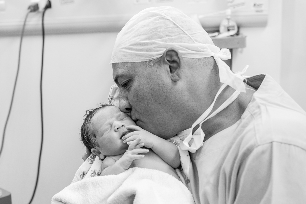 fotografia de parto, nascimento, alegria, amor, família, emoção, parto cesárea, maternidade são josé, rio de janeiro, mãe de menina, pai de menina, registro, vida, fofura, newborn, baby, bebe, recém 