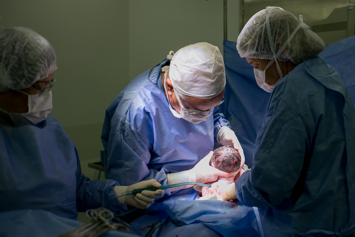 fotografia de parto, nascimento, alegria, amor, família, emoção, parto cesárea, maternidade são josé, rio de janeiro, mãe de menina, pai de menina, registro, vida, fofura, newborn, baby, bebe, recém 