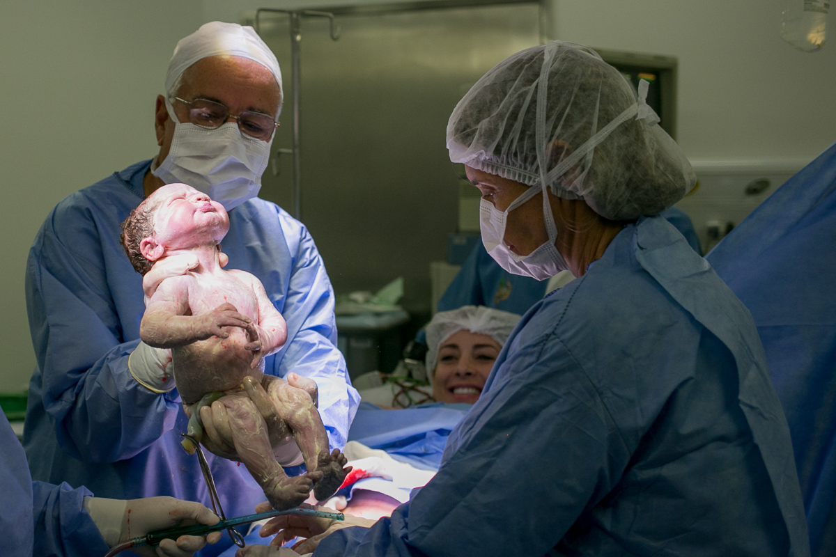 fotografia de parto, nascimento, alegria, amor, família, emoção, parto cesárea, maternidade são josé, rio de janeiro, mãe de menina, pai de menina, registro, vida, fofura, newborn, baby, bebe, recém 