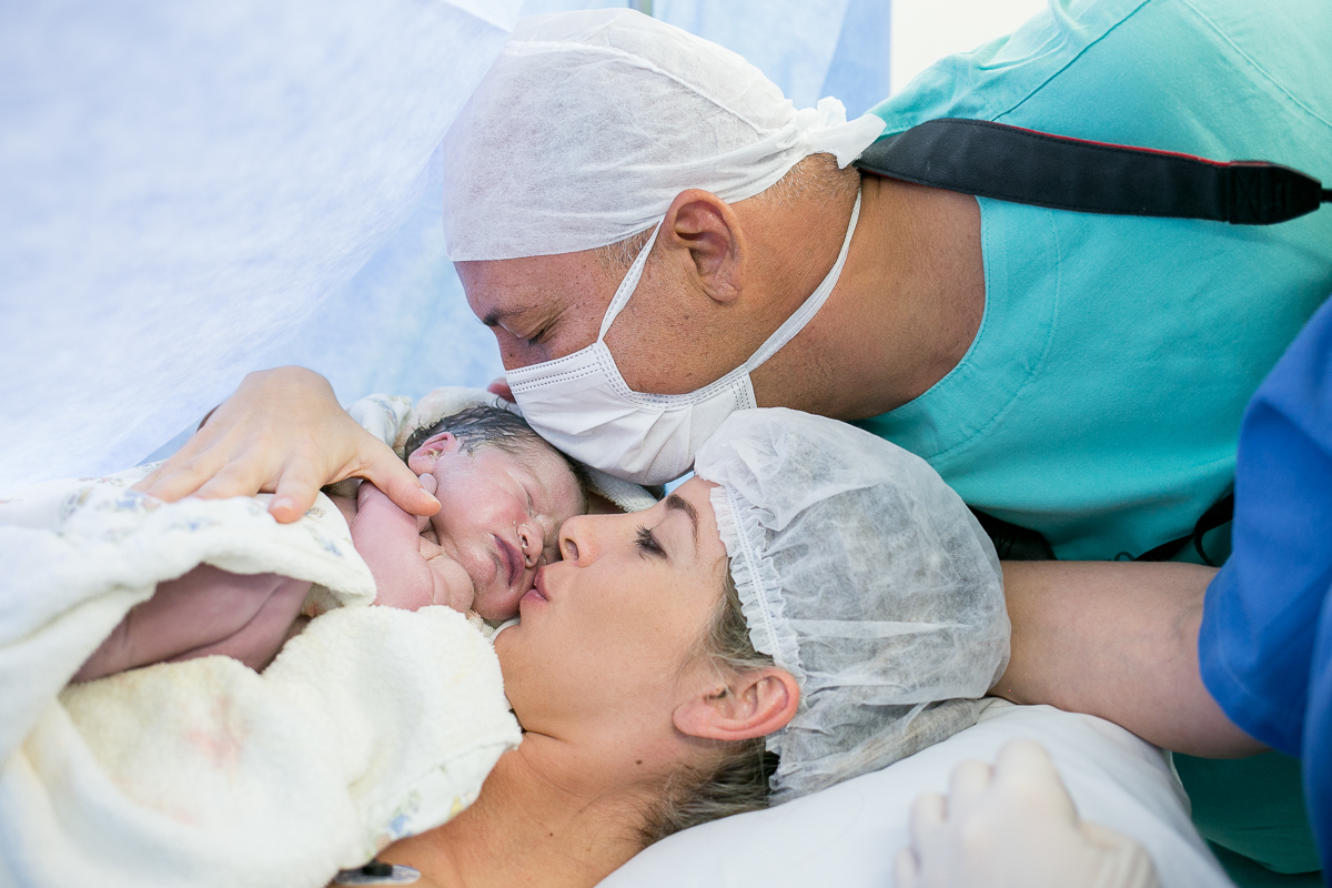 fotografia de parto, nascimento, alegria, amor, família, emoção, parto cesárea, maternidade são josé, rio de janeiro, mãe de menina, pai de menina, registro, vida, fofura, newborn, baby, bebe, recém 