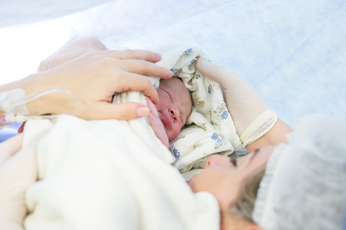 fotografia de parto, nascimento, alegria, amor, família, emoção, parto cesárea, maternidade são josé, rio de janeiro, mãe de menina, pai de menina, registro, vida, fofura, newborn, baby, bebe, recém 