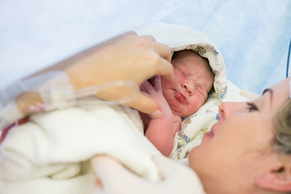 fotografia de parto, nascimento, alegria, amor, família, emoção, parto cesárea, maternidade são josé, rio de janeiro, mãe de menina, pai de menina, registro, vida, fofura, newborn, baby, bebe, recém 