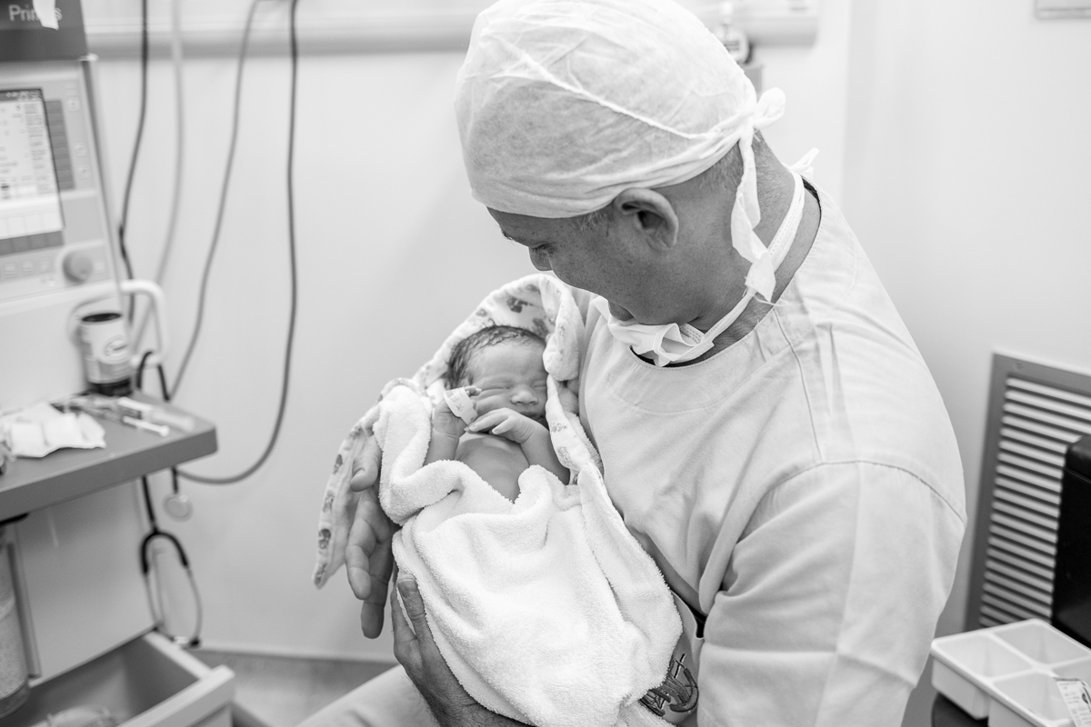 fotografia de parto, nascimento, alegria, amor, família, emoção, parto cesárea, maternidade são josé, rio de janeiro, mãe de menina, pai de menina, registro, vida, fofura, newborn, baby, bebe, recém 