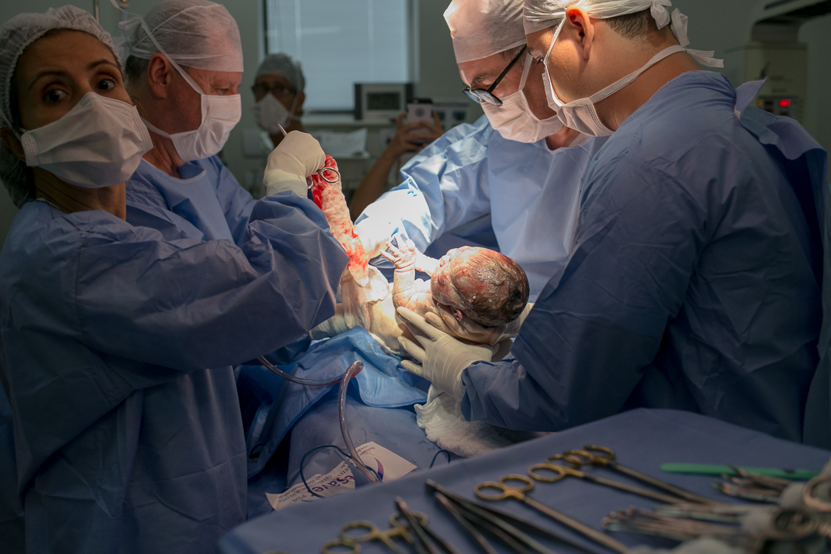 fotografia de parto, nascimento, alegria, amor, família, emoção, parto cesárea, maternidade são josé, rio de janeiro, mãe de menina, pai de menina, registro, vida, fofura, newborn, baby, bebe, recém 
