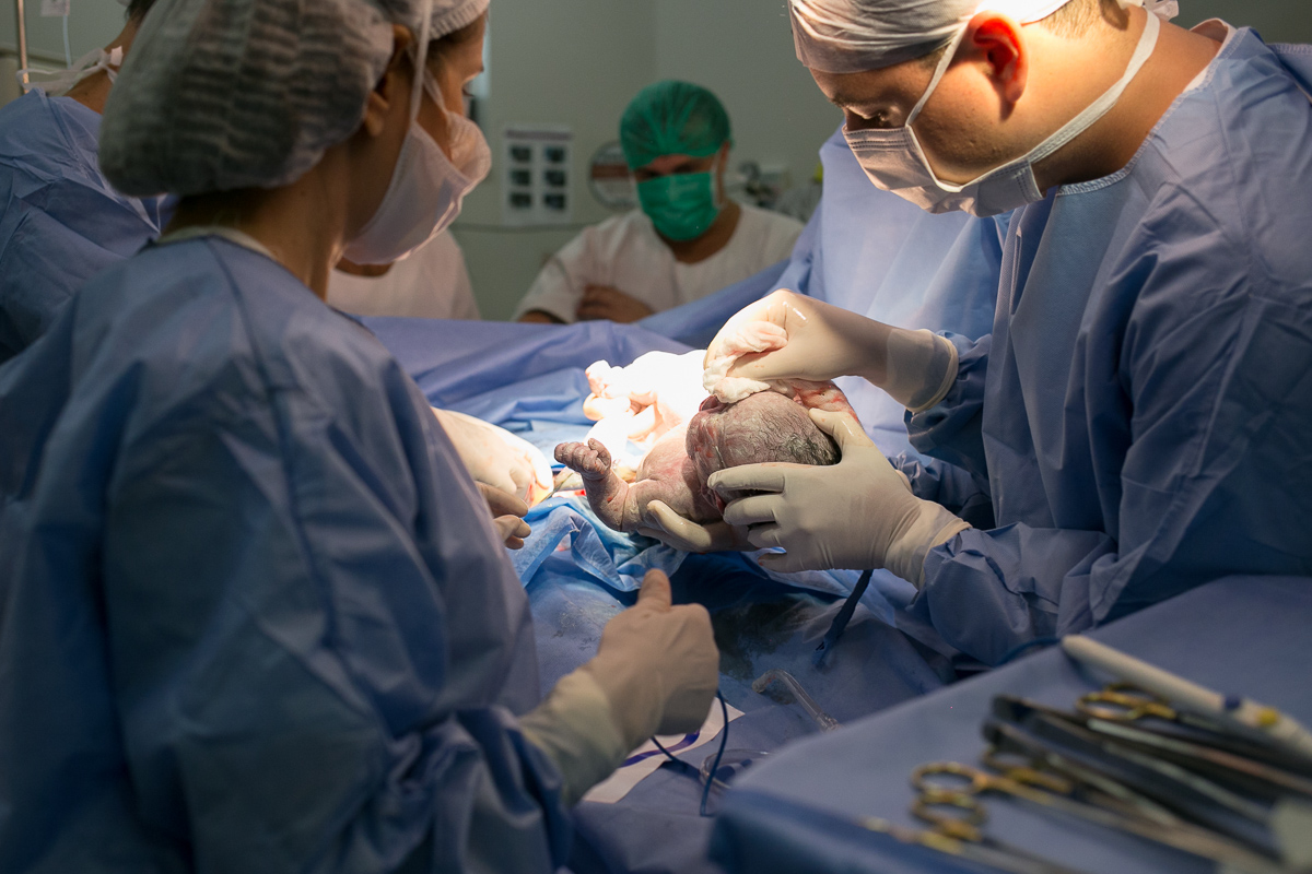 fotografia de parto, nascimento, alegria, amor, família, emoção, parto cesárea, maternidade são josé, rio de janeiro, mãe de menina, pai de menina, registro, vida, fofura, newborn, baby, bebe, recém 