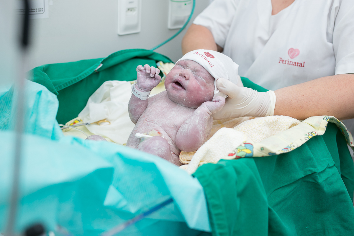 fotografia de parto, nascimento, alegria, amor, família, emoção, parto cesárea, maternidade são josé, rio de janeiro, mãe de menina, pai de menina, registro, vida, fofura, newborn, baby, bebe, recém 