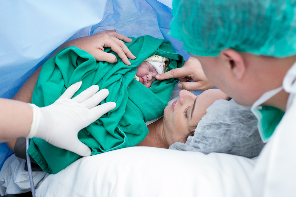 fotografia de parto, nascimento, alegria, amor, família, emoção, parto cesárea, maternidade são josé, rio de janeiro, mãe de menina, pai de menina, registro, vida, fofura, newborn, baby, bebe, recém 