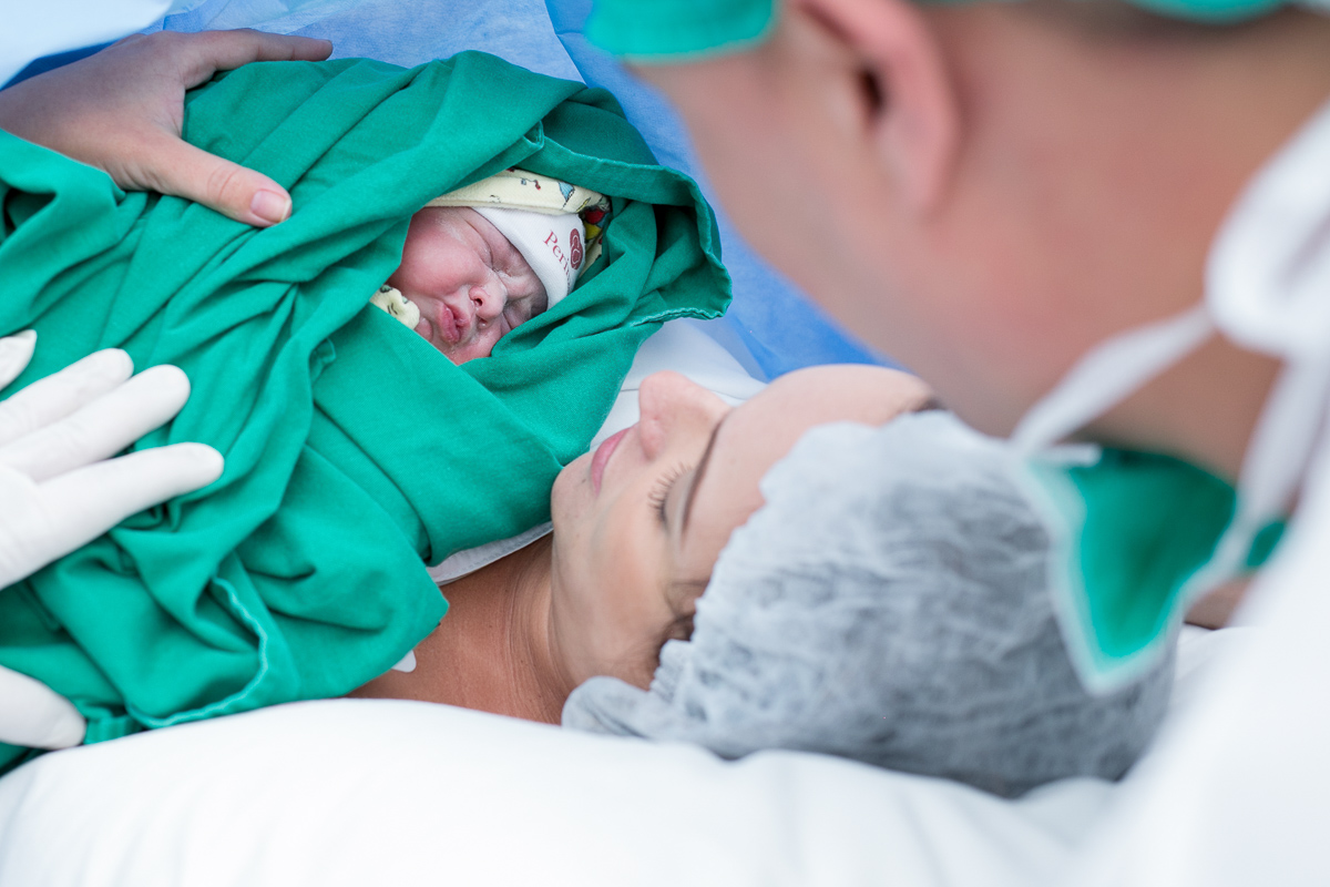fotografia de parto, nascimento, alegria, amor, família, emoção, parto cesárea, maternidade são josé, rio de janeiro, mãe de menina, pai de menina, registro, vida, fofura, newborn, baby, bebe, recém 