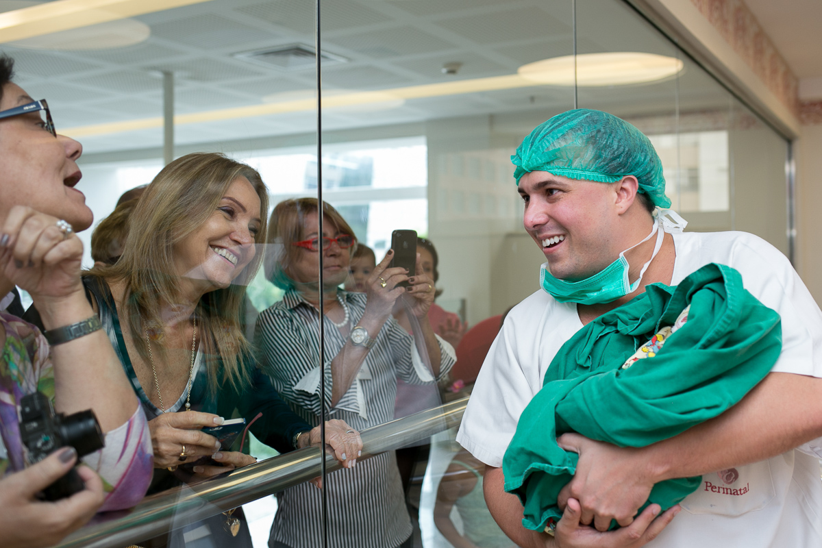 fotografia de parto, nascimento, alegria, amor, família, emoção, parto cesárea, maternidade são josé, rio de janeiro, mãe de menina, pai de menina, registro, vida, fofura, newborn, baby, bebe, recém 