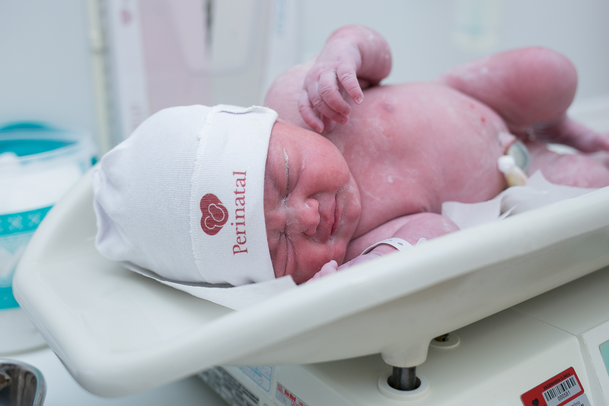 fotografia de parto, nascimento, alegria, amor, família, emoção, parto cesárea, maternidade são josé, rio de janeiro, mãe de menina, pai de menina, registro, vida, fofura, newborn, baby, bebe, recém 