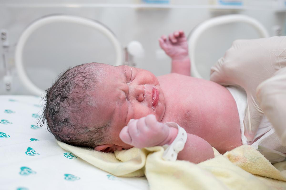 fotografia de parto, nascimento, alegria, amor, família, emoção, parto cesárea, maternidade são josé, rio de janeiro, mãe de menina, pai de menina, registro, vida, fofura, newborn, baby, bebe, recém 