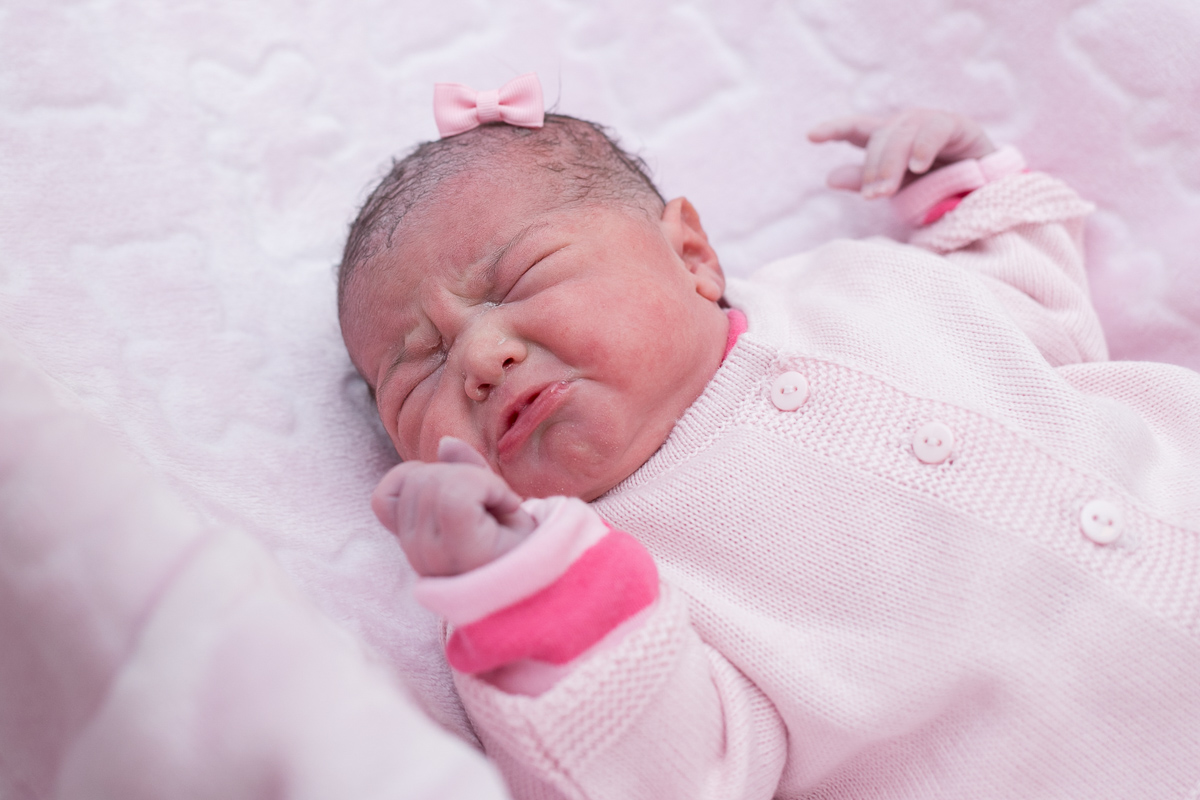 fotografia de parto, nascimento, alegria, amor, família, emoção, parto cesárea, maternidade são josé, rio de janeiro, mãe de menina, pai de menina, registro, vida, fofura, newborn, baby, bebe, recém 