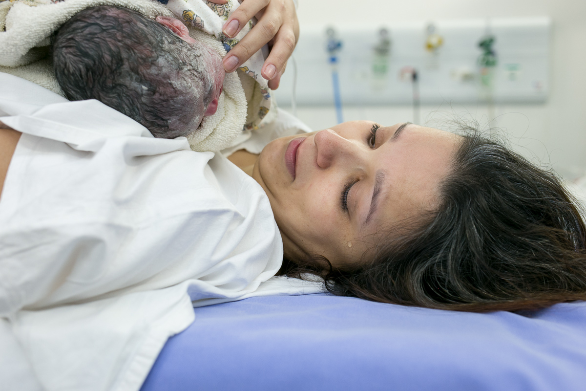 lágrima, mãe, fotografia de parto, parto normal, casa de saúde são josé, humaitá, rio de janeiro, dor, emoção, amor, família, newborn, bebe, neném, nascimento, ajuda, carinho, medicina,