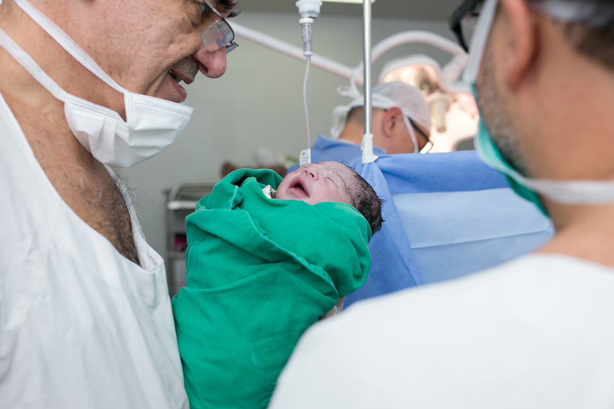 parto, nascimento, vida, baby, nené, recém nascido, pais, mãe, filho, pai, família, amigos, espera, a hora da chegada, hospital, perinatal, rio de janeiro, fotografia de amor, fotografia de família, newborn, cesár