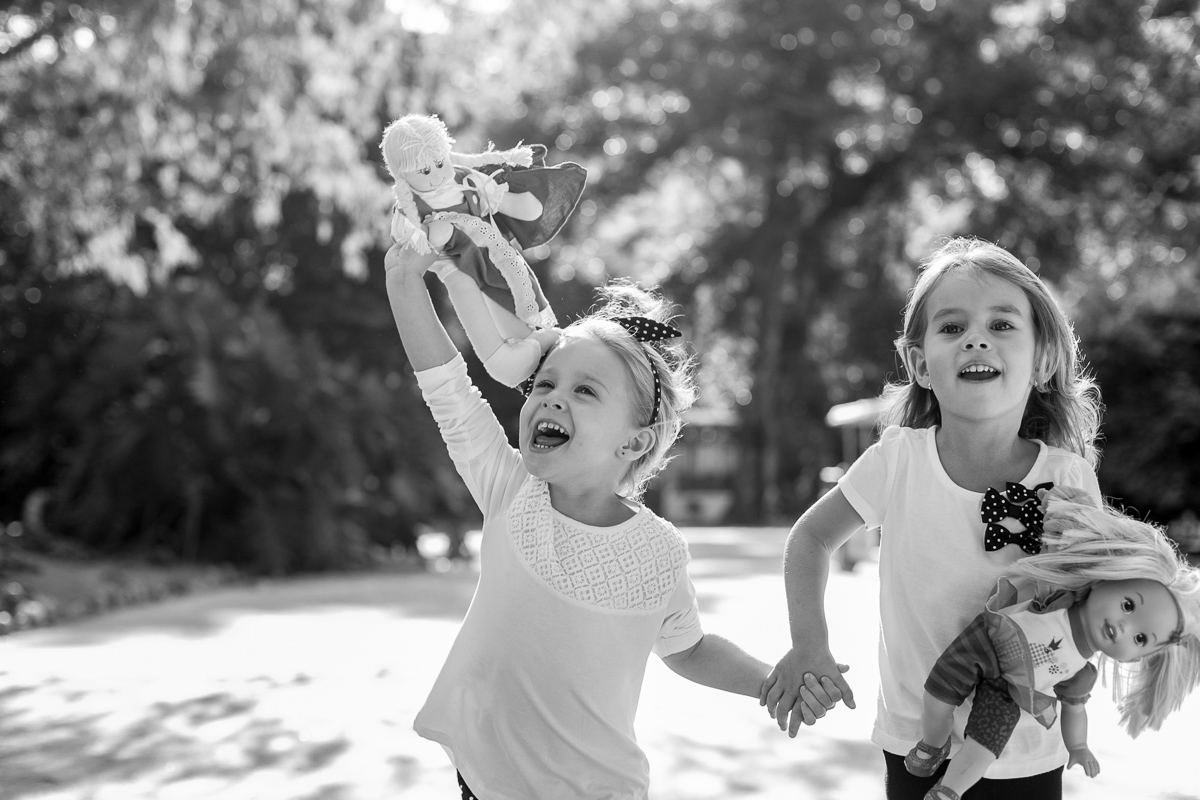 amigas, amizade, infância, kids, crianças, meninas, princesas, bonecas, elas podem ser o que quiserem, loirinhas, loirice, fofas, fofura, bagunça, fotografia de sentimento, fotografia de amizade, fotografia de amor, fotografia de hist&