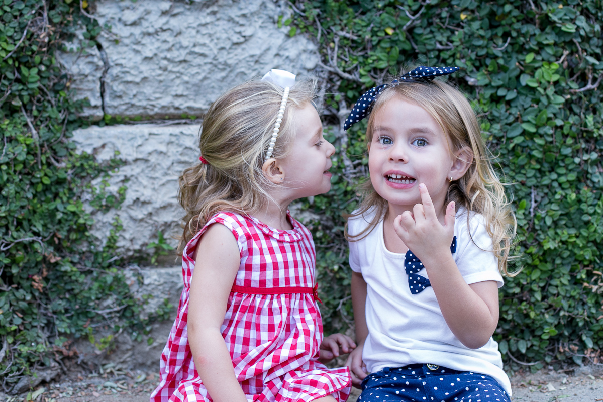 amigas, amizade, infância, kids, crianças, meninas, princesas, bonecas, elas podem ser o que quiserem, loirinhas, loirice, fofas, fofura, bagunça, fotografia de sentimento, fotografia de amizade, fotografia de amor, fotografia de hist&