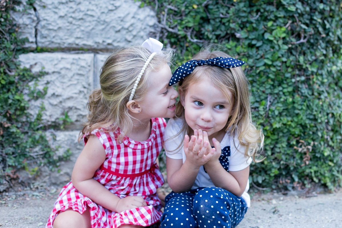 amigas, amizade, infância, kids, crianças, meninas, princesas, bonecas, elas podem ser o que quiserem, loirinhas, loirice, fofas, fofura, bagunça, fotografia de sentimento, fotografia de amizade, fotografia de amor, fotografia de hist&