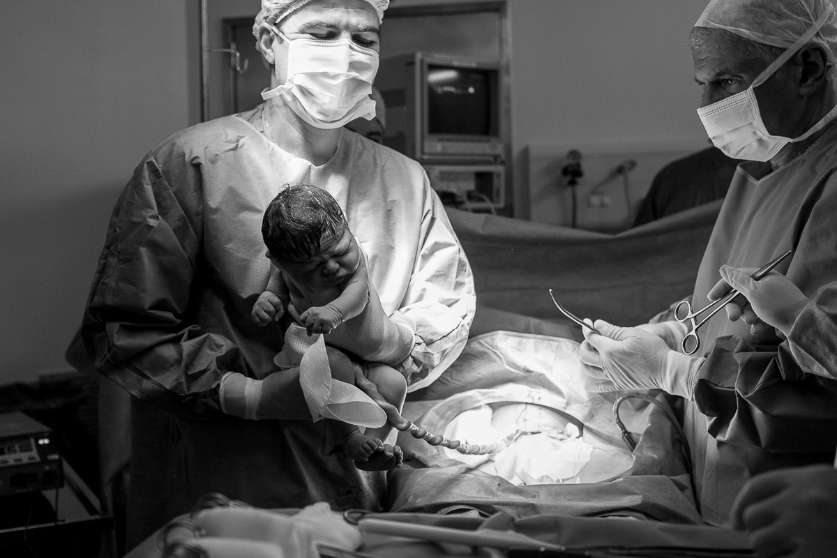 fotografia de parto, fotógrafa de parto, birth photographer, birth photography, cesarean, mãe, pai, família, amigos, casa de saúde são josé, rio de janeiro, maternidade, gestação, últimos minu