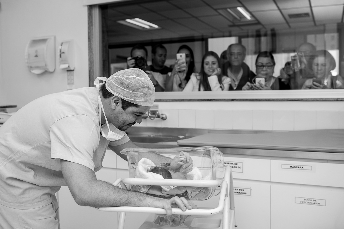 fotografia de parto, fotógrafa de parto, birth photographer, birth photography, cesarean, mãe, pai, família, amigos, casa de saúde são josé, rio de janeiro, maternidade, gestação, últimos minu