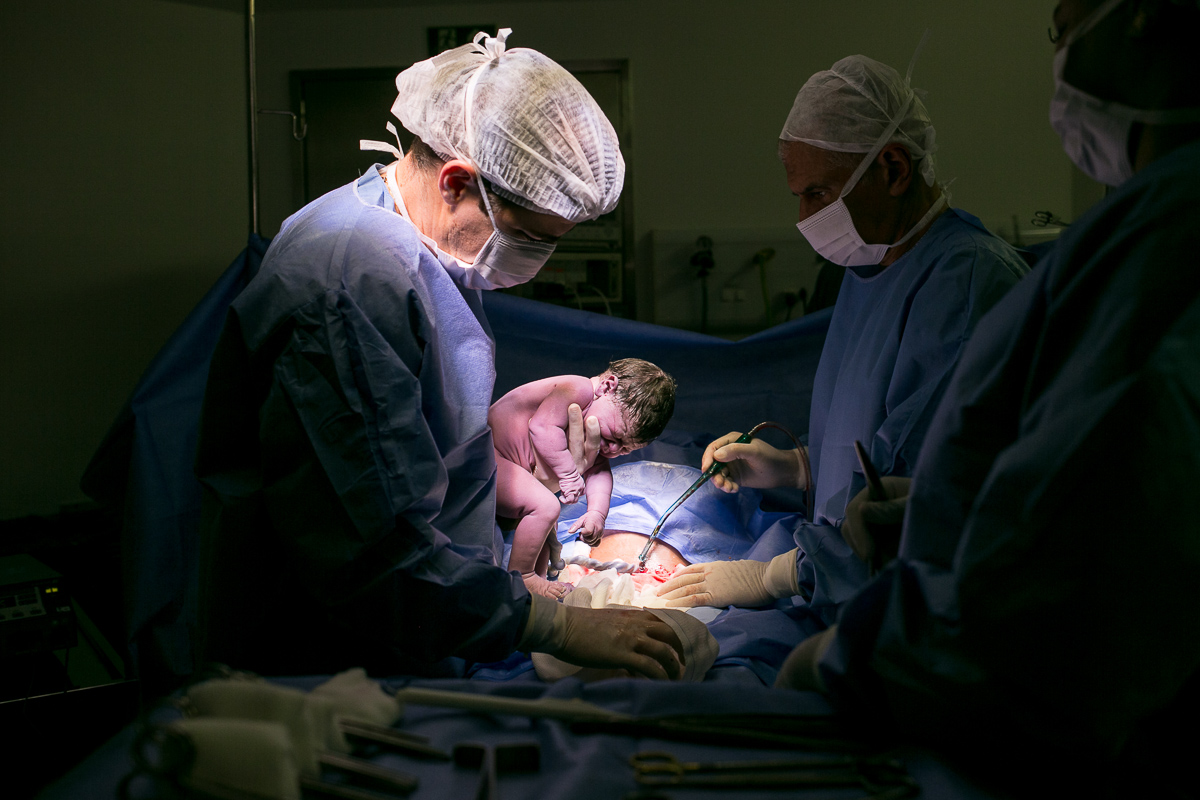 fotografia de parto, fotógrafa de parto, birth photographer, birth photography, cesarean, mãe, pai, família, amigos, casa de saúde são josé, rio de janeiro, maternidade, gestação, últimos minu