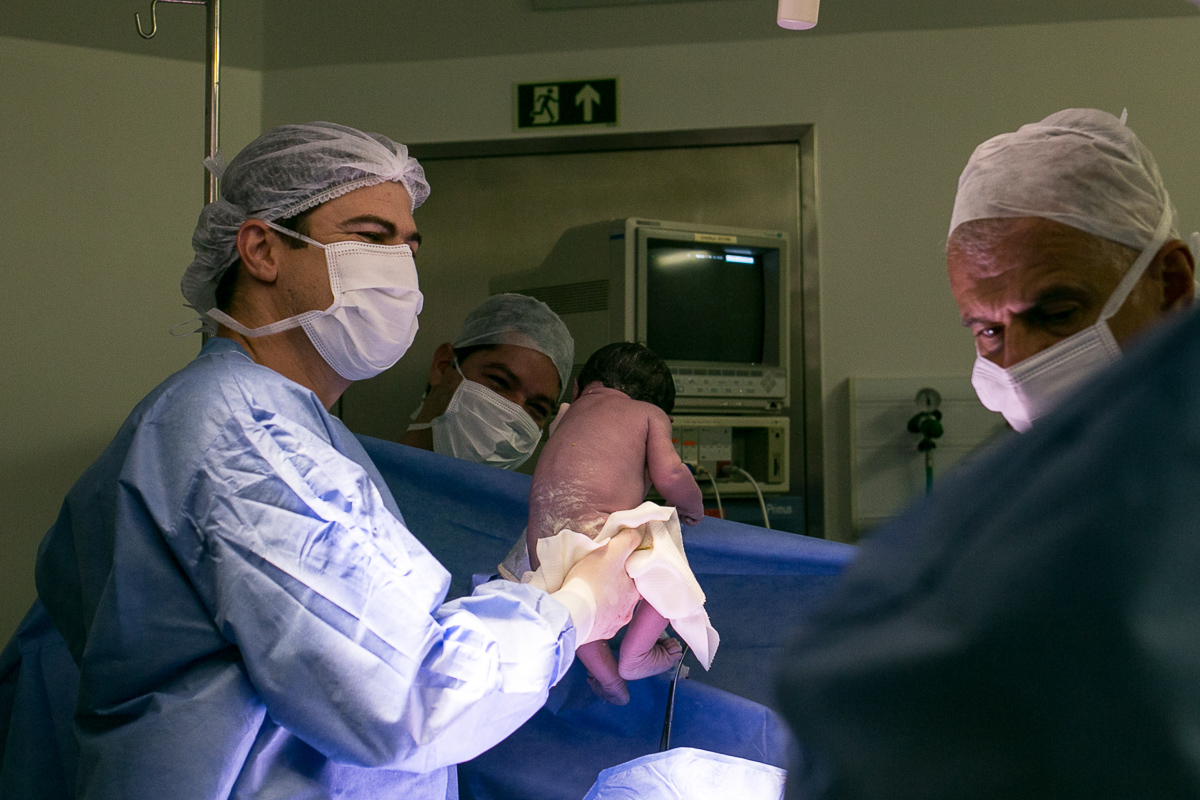 fotografia de parto, fotógrafa de parto, birth photographer, birth photography, cesarean, mãe, pai, família, amigos, casa de saúde são josé, rio de janeiro, maternidade, gestação, últimos minu