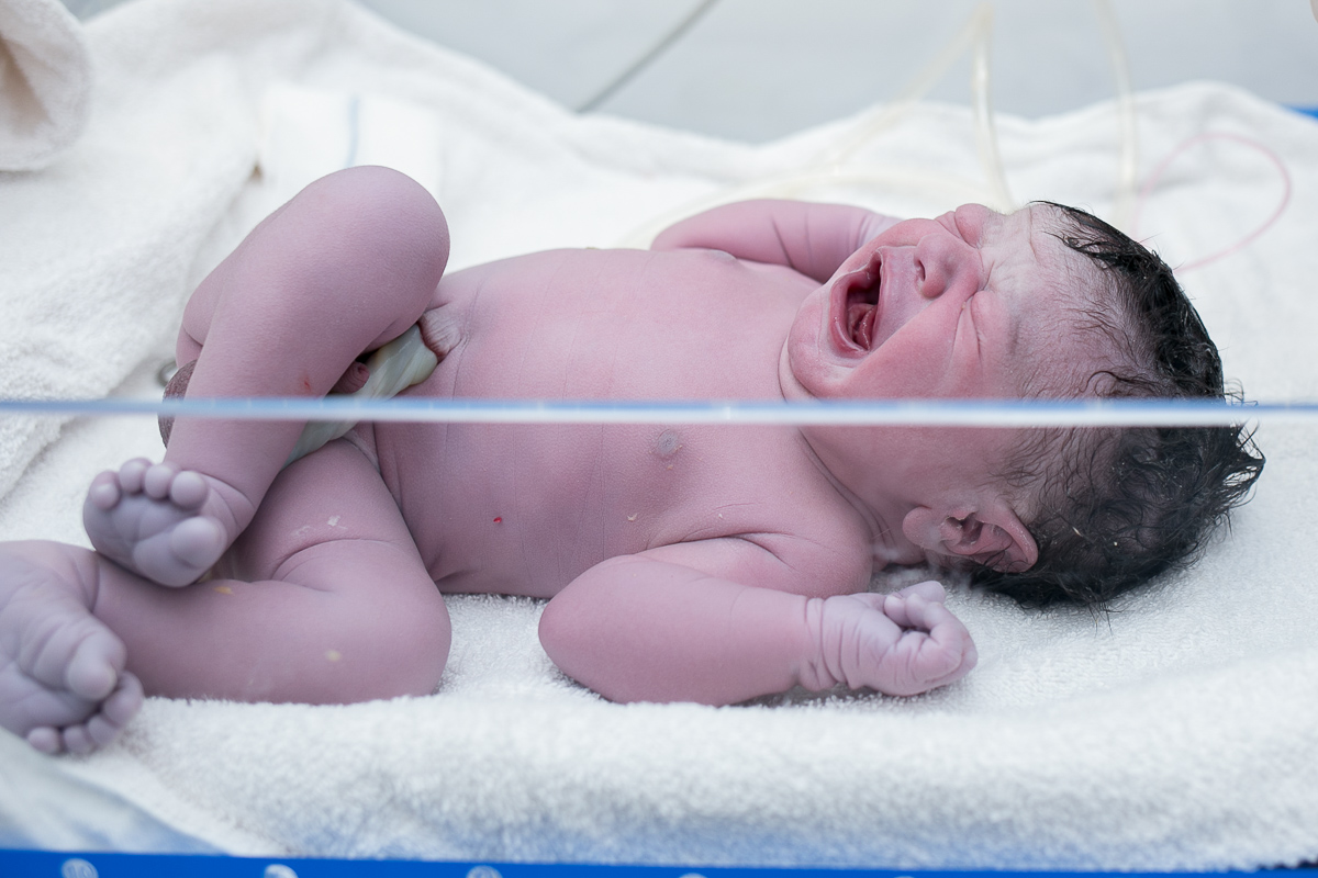 fotografia de parto, fotógrafa de parto, birth photographer, birth photography, cesarean, mãe, pai, família, amigos, casa de saúde são josé, rio de janeiro, maternidade, gestação, últimos minu