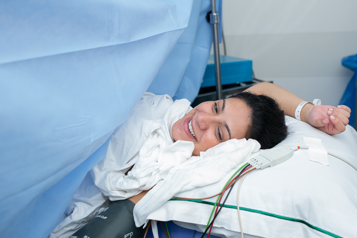 fotografia de parto, fotógrafa de parto, birth photographer, birth photography, cesarean, mãe, pai, família, amigos, casa de saúde são josé, rio de janeiro, maternidade, gestação, últimos minu