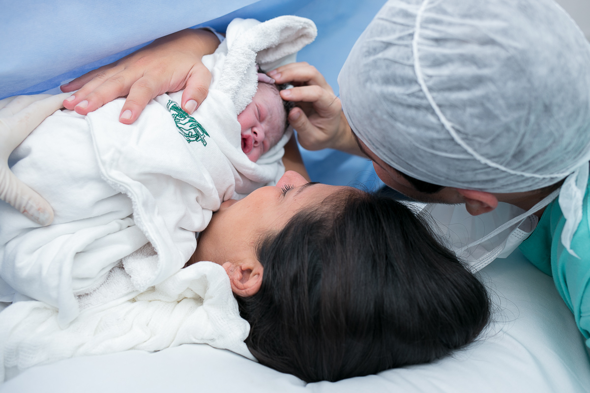 fotografia de parto, fotógrafa de parto, birth photographer, birth photography, cesarean, mãe, pai, família, amigos, casa de saúde são josé, rio de janeiro, maternidade, gestação, últimos minu