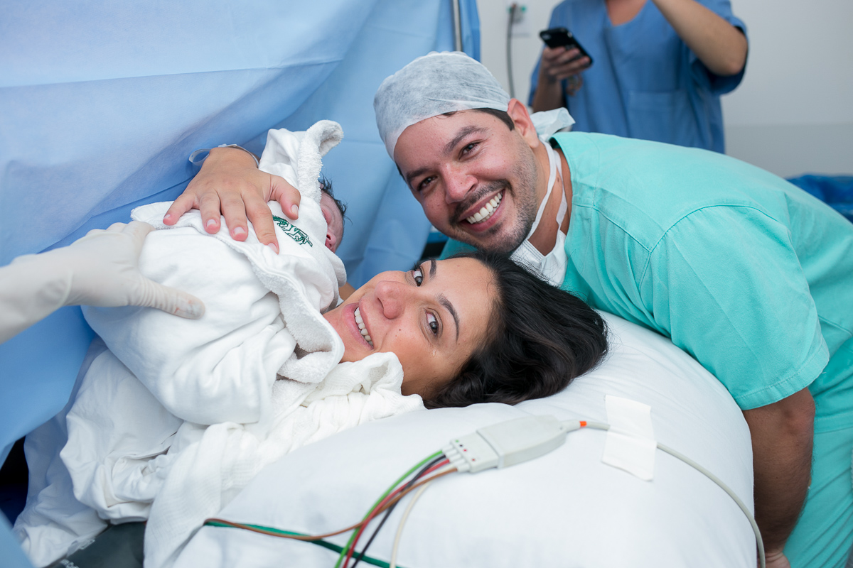 fotografia de parto, fotógrafa de parto, birth photographer, birth photography, cesarean, mãe, pai, família, amigos, casa de saúde são josé, rio de janeiro, maternidade, gestação, últimos minu