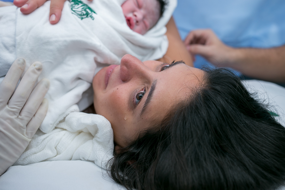 fotografia de parto, fotógrafa de parto, birth photographer, birth photography, cesarean, mãe, pai, família, amigos, casa de saúde são josé, rio de janeiro, maternidade, gestação, últimos minu