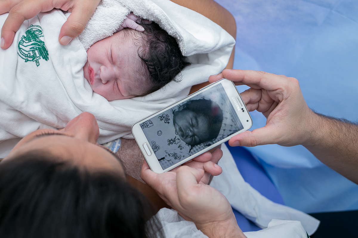 fotografia de parto, fotógrafa de parto, birth photographer, birth photography, cesarean, mãe, pai, família, amigos, casa de saúde são josé, rio de janeiro, maternidade, gestação, últimos minu