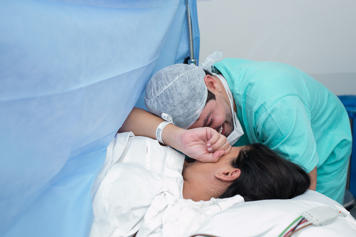 fotografia de parto, fotógrafa de parto, birth photographer, birth photography, cesarean, mãe, pai, família, amigos, casa de saúde são josé, rio de janeiro, maternidade, gestação, últimos minu
