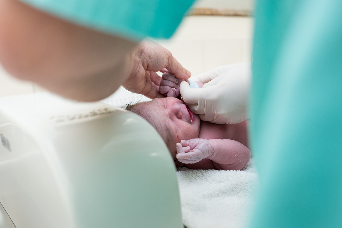 fotografia de parto, fotógrafa de parto, birth photographer, birth photography, cesarean, mãe, pai, família, amigos, casa de saúde são josé, rio de janeiro, maternidade, gestação, últimos minu