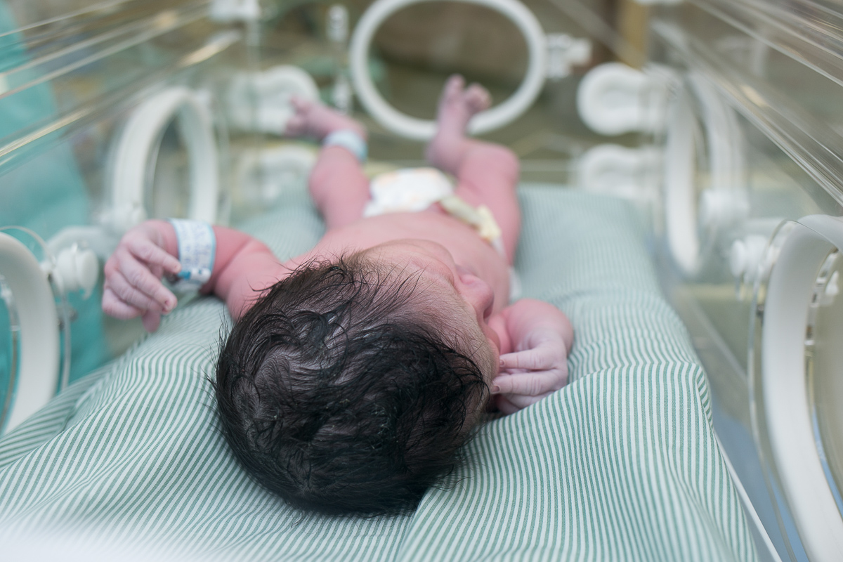 fotografia de parto, fotógrafa de parto, birth photographer, birth photography, cesarean, mãe, pai, família, amigos, casa de saúde são josé, rio de janeiro, maternidade, gestação, últimos minu