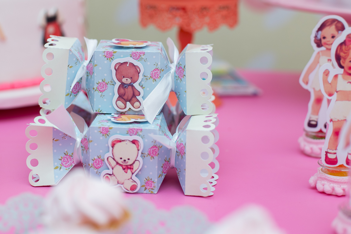 decoração, festa de menina, mundo cor de rosa, paper doll, parabéns, três anos, amigos, família, amor, felicidade, bagunça, circo, pintura, cowboy, parabéns, bolo, bonecas