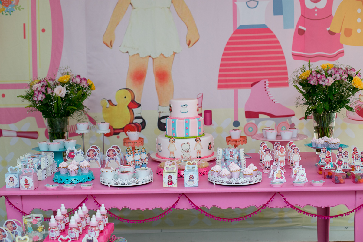 decoração, festa de menina, mundo cor de rosa, paper doll, parabéns, três anos, amigos, família, amor, felicidade, bagunça, circo, pintura, cowboy, parabéns, bolo, bonecas