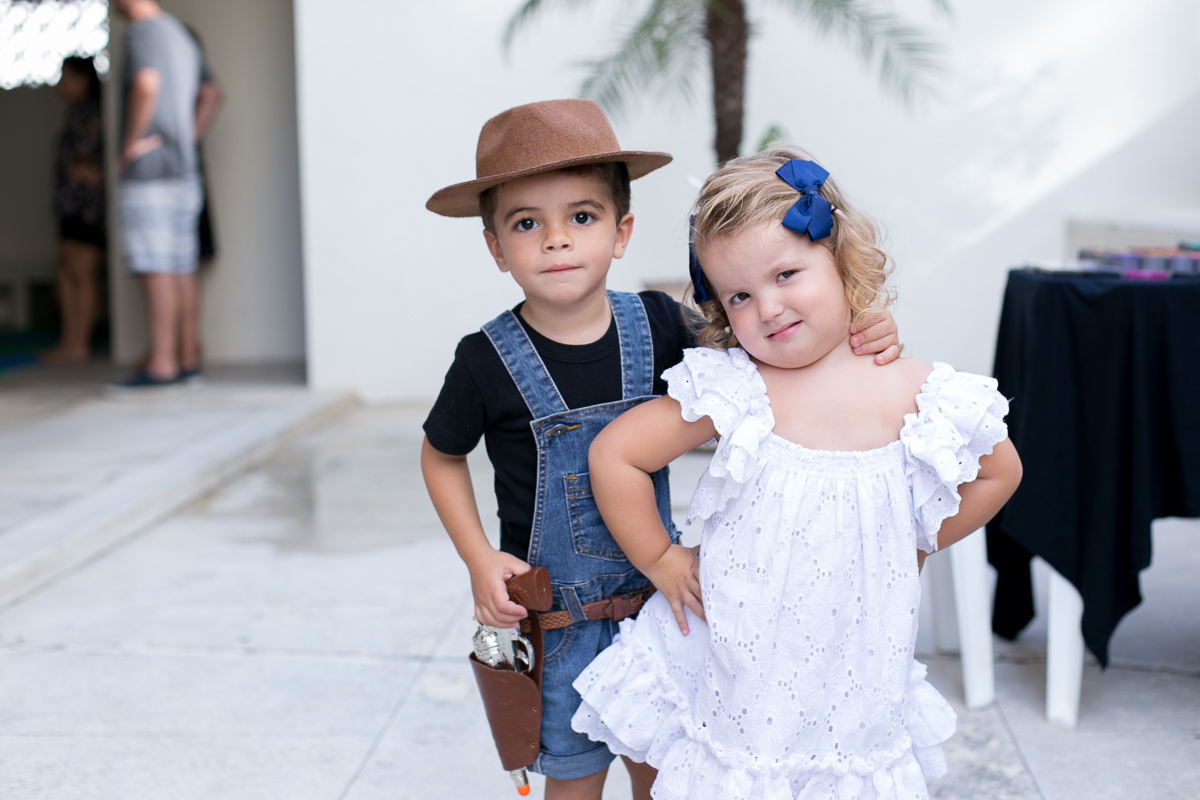 decoração, festa de menina, mundo cor de rosa, paper doll, parabéns, três anos, amigos, família, amor, felicidade, bagunça, circo, pintura, cowboy, parabéns, bolo, bonecas